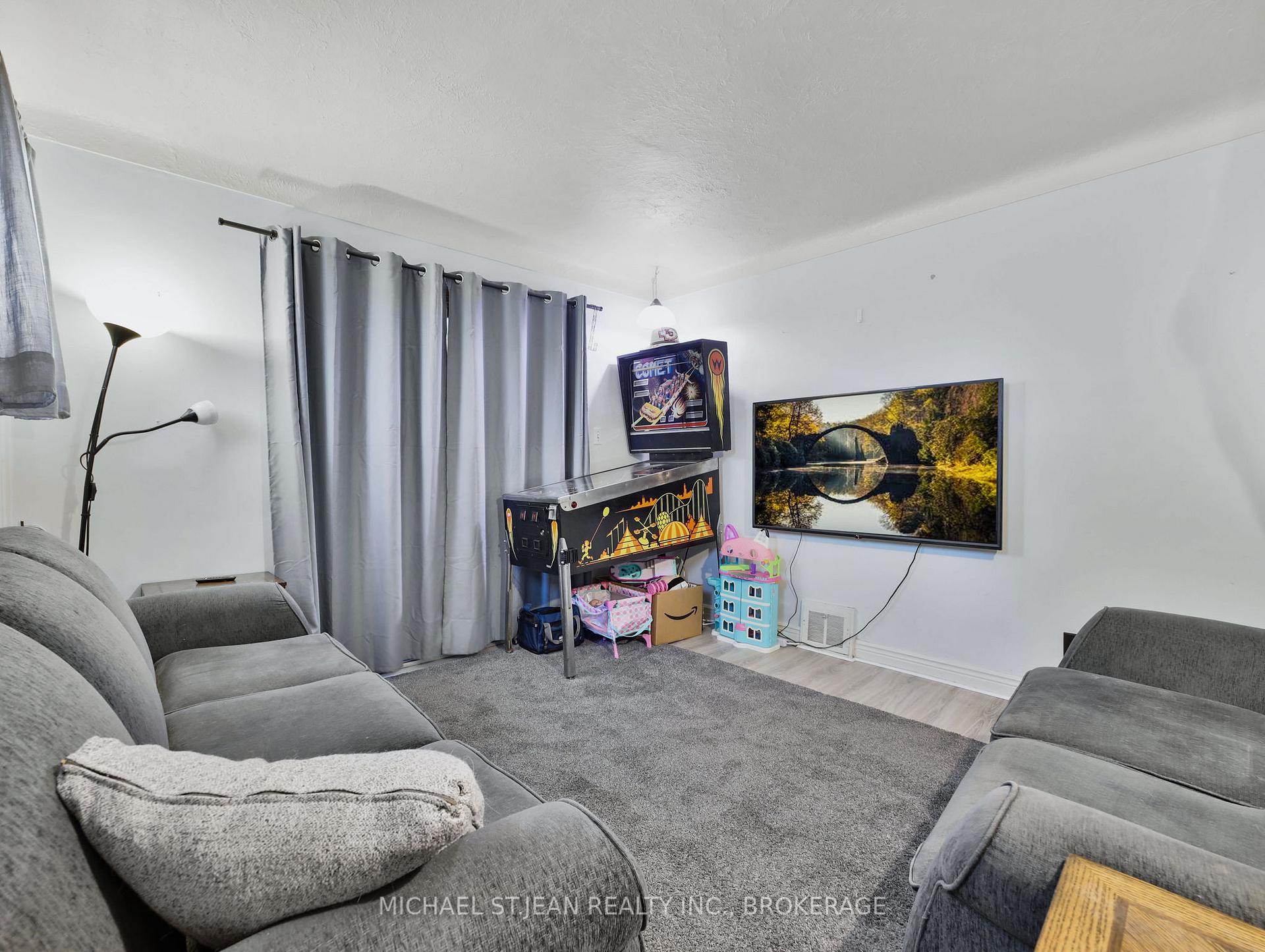 Photo 17 of 89 Cameron Avenue S, Hamilton, Glenview — HOMEH