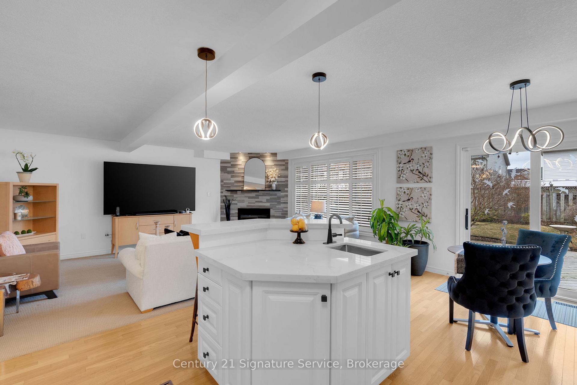 Photo 4 of 124 Decaro Crescent, Cambridge — HOMEH