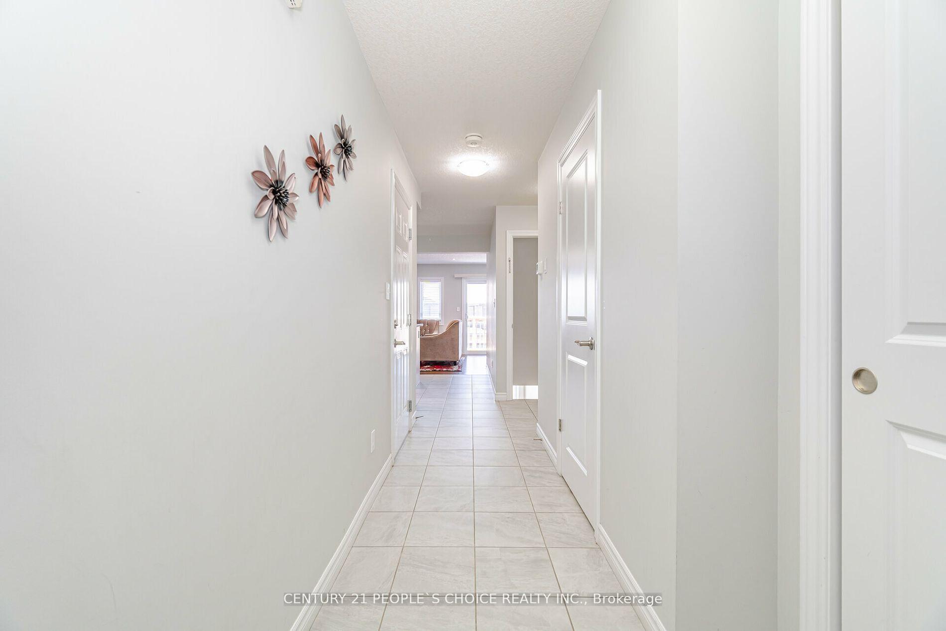 Photo 4 of 135 Hollybrook Trail, Kitchener — HOMEH