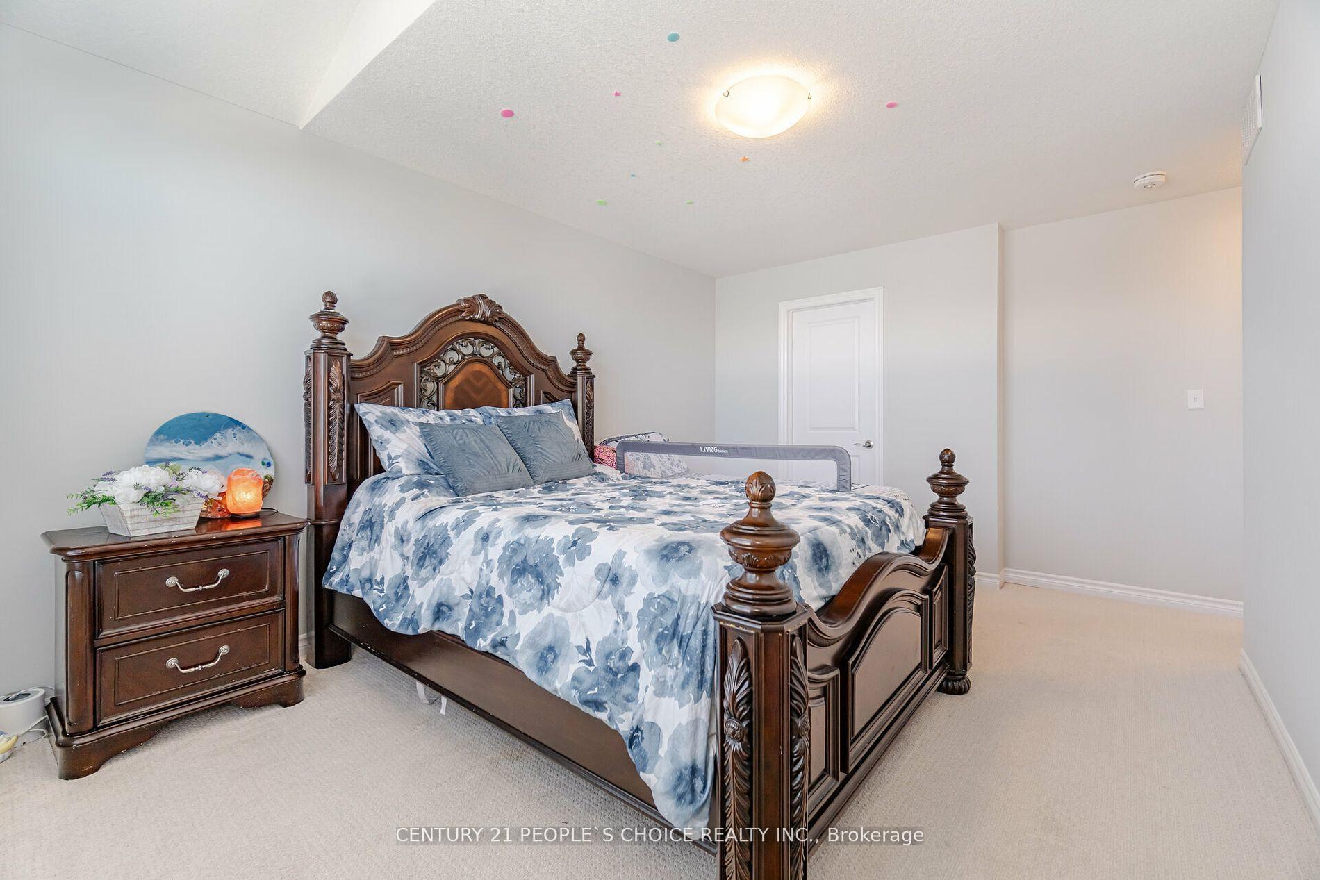 Photo 18 of 135 Hollybrook Trail, Kitchener — HOMEH