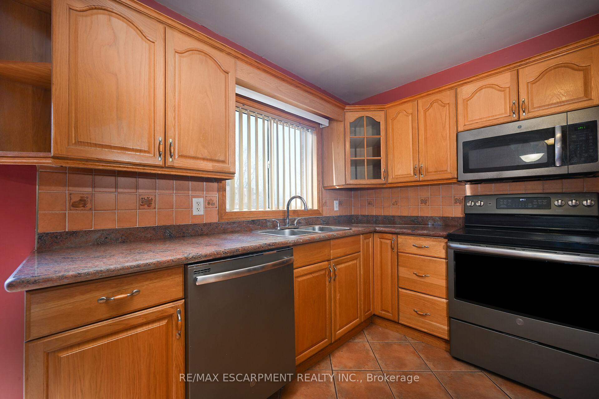 Photo 10 of 204 Picton Street E, Hamilton, North End — HOMEH