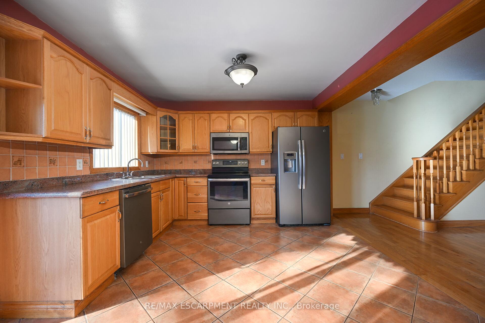 Photo 13 of 204 Picton Street E, Hamilton, North End — HOMEH