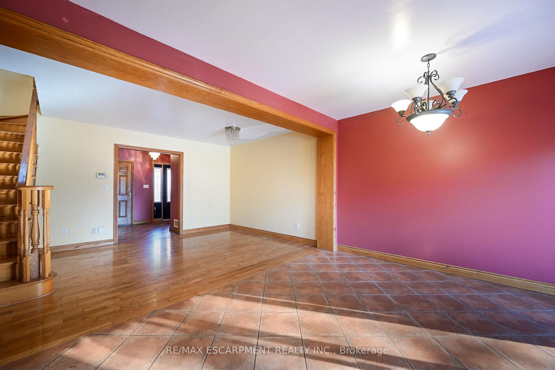 Photo 5 of 204 Picton Street E, Hamilton, North End — HOMEH