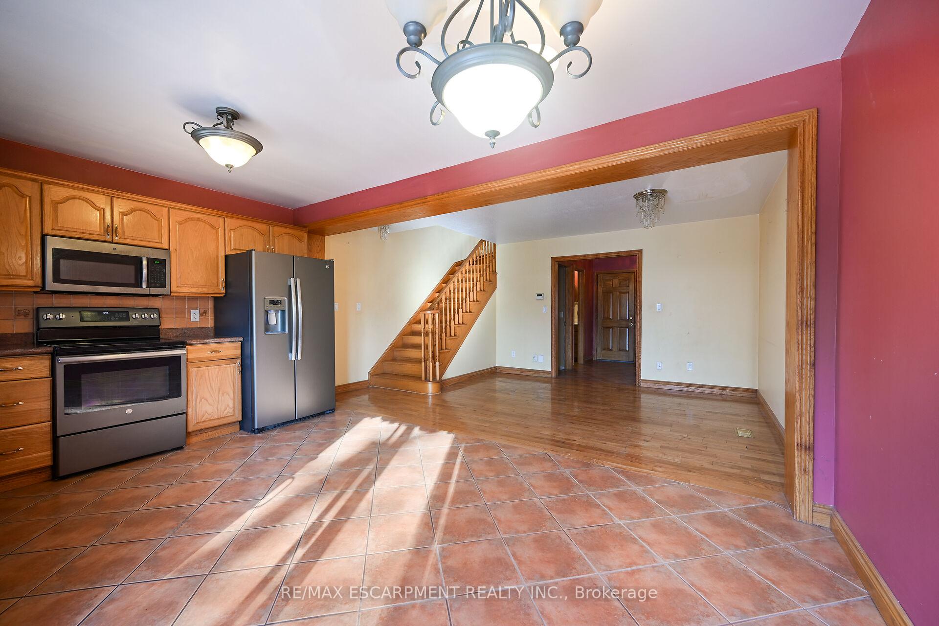 Photo 11 of 204 Picton Street E, Hamilton, North End — HOMEH