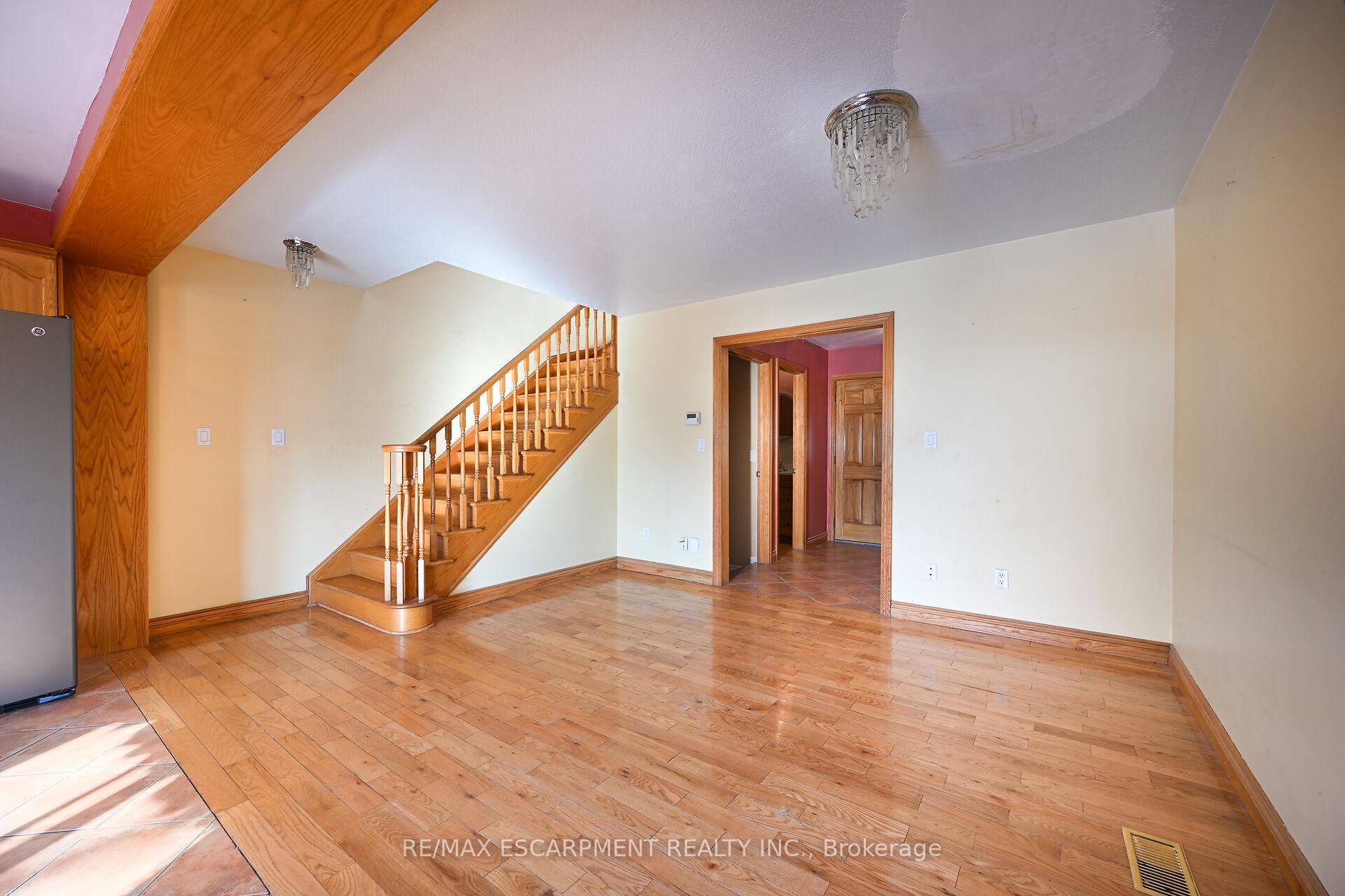 Photo 9 of 204 Picton Street E, Hamilton, North End — HOMEH