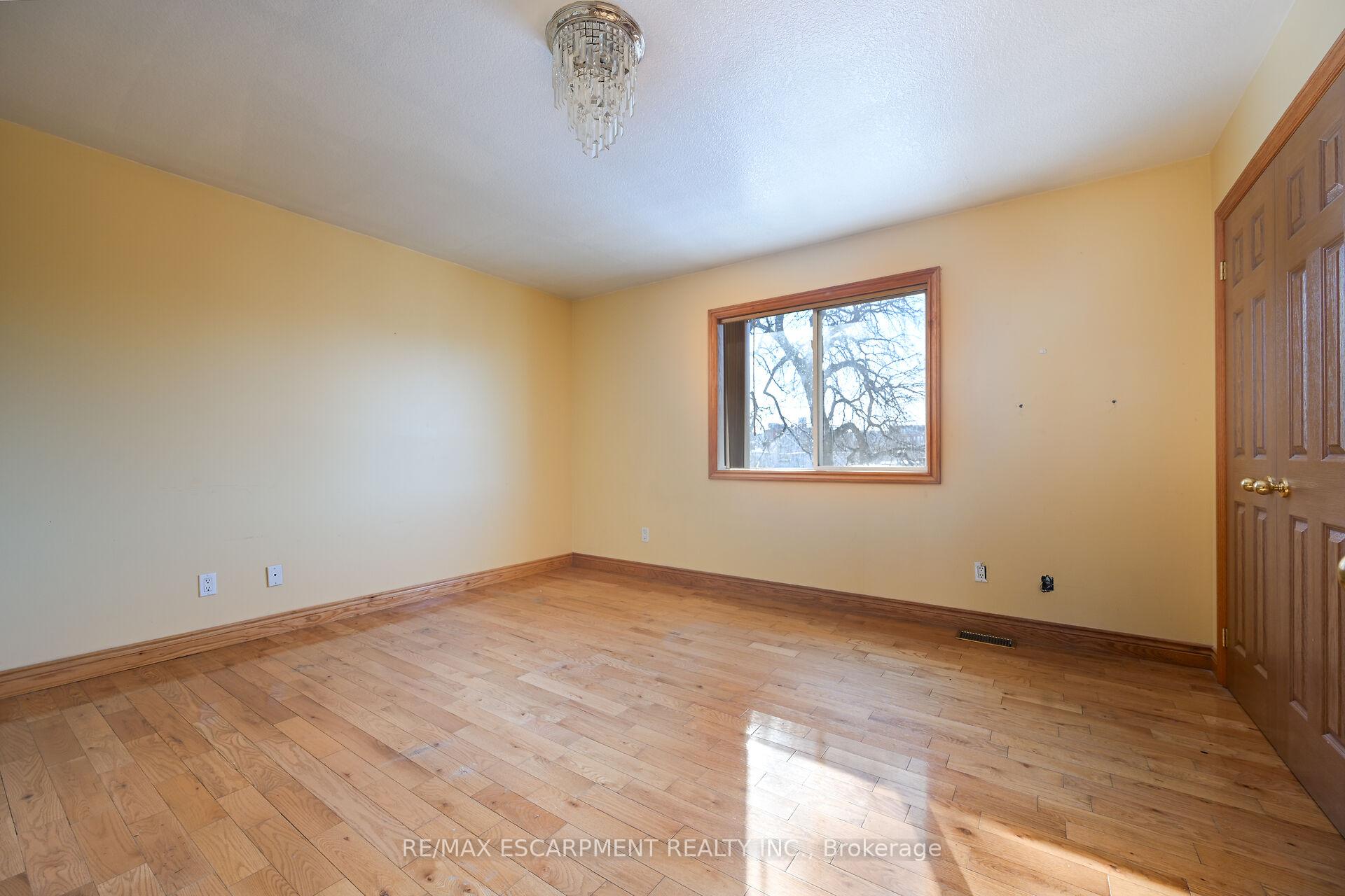 Photo 19 of 204 Picton Street E, Hamilton, North End — HOMEH