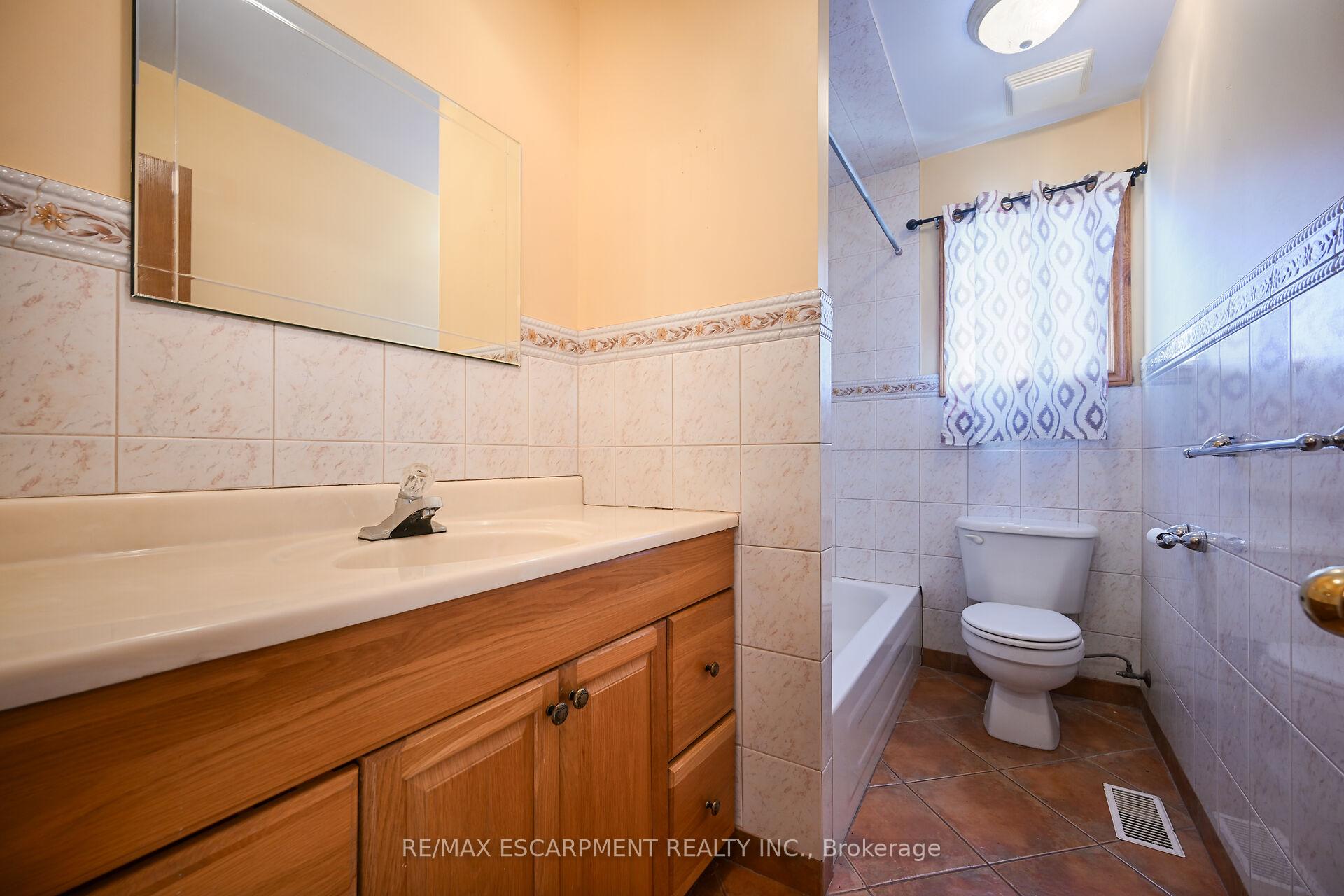 Photo 14 of 204 Picton Street E, Hamilton, North End — HOMEH