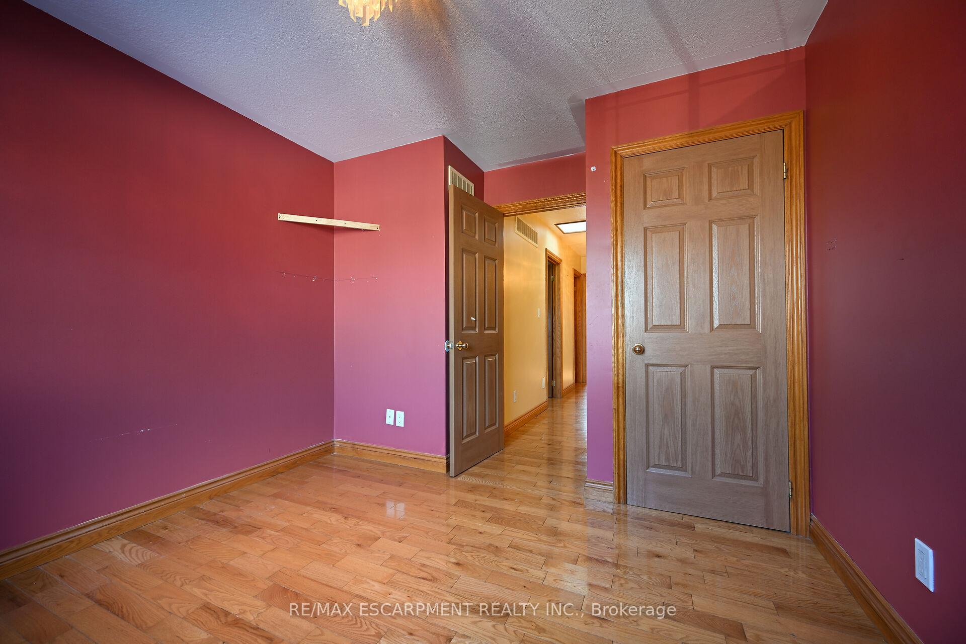 Photo 12 of 204 Picton Street E, Hamilton, North End — HOMEH