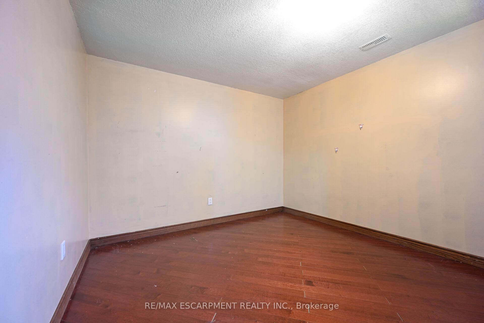 Photo 15 of 204 Picton Street E, Hamilton, North End — HOMEH
