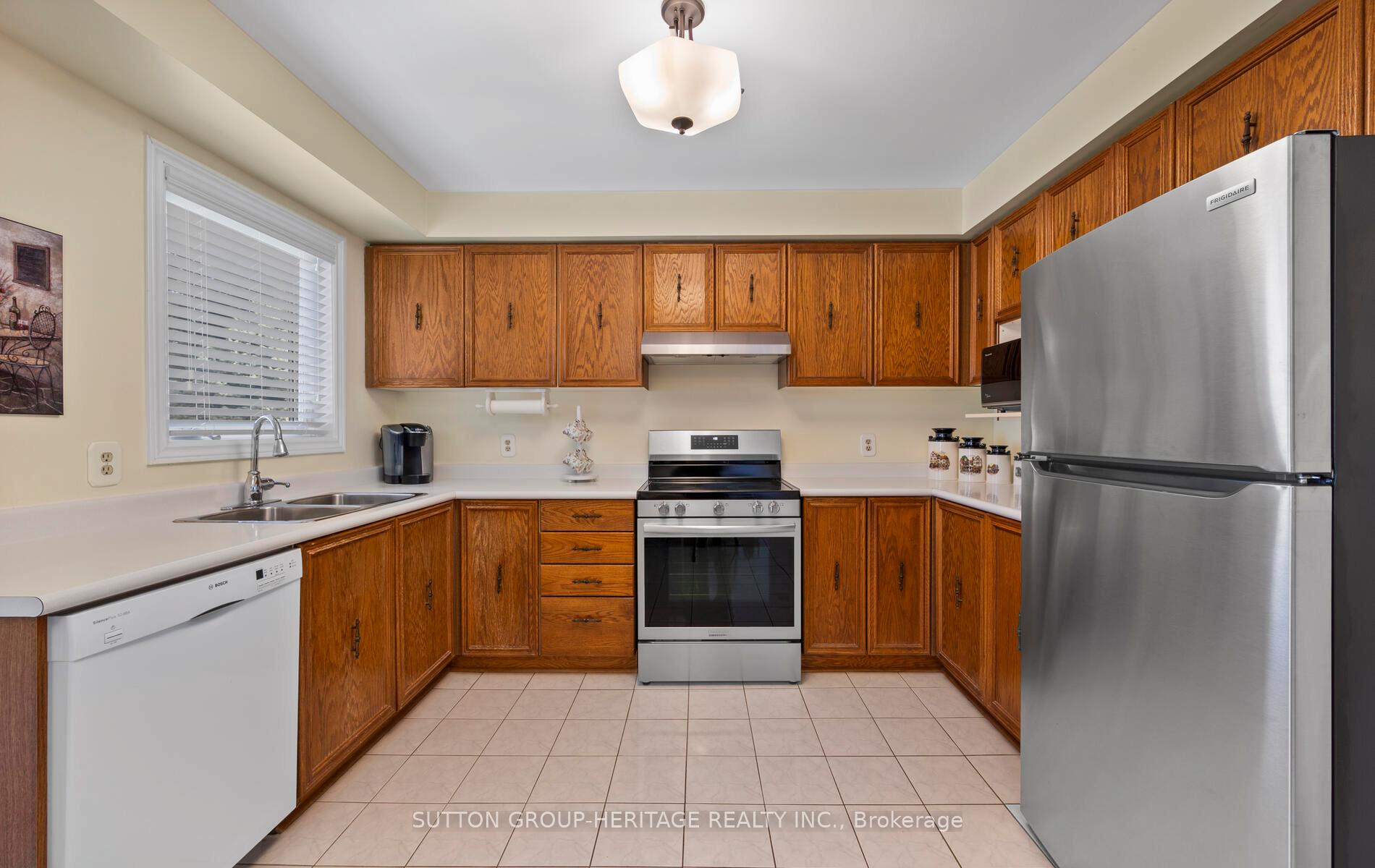 Photo 8 of 1311 Gallant Court, Pickering, West Shore — HOMEH