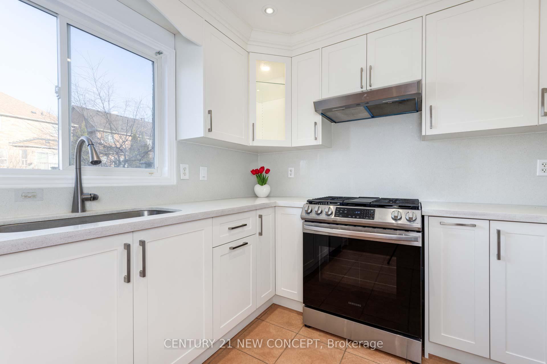 Photo 8 of 315 Conover Avenue, Aurora, Bayview Northeast — HOMEH