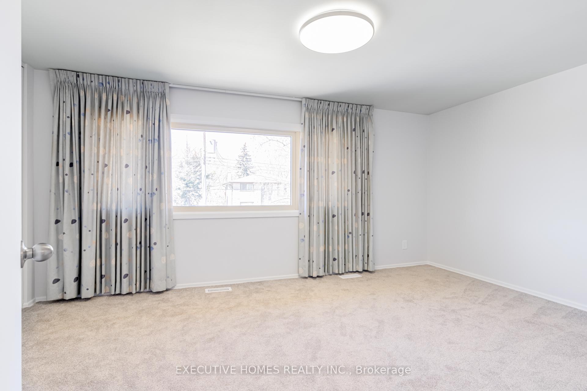 Photo 11 of 163 Fourth Avenue, Kitchener — HOMEH
