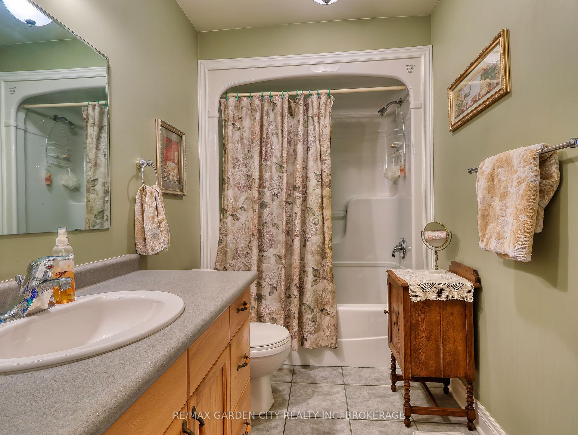 Photo 16 of 75 Sawmill Road, St. Catharines, Grapeview — HOMEH