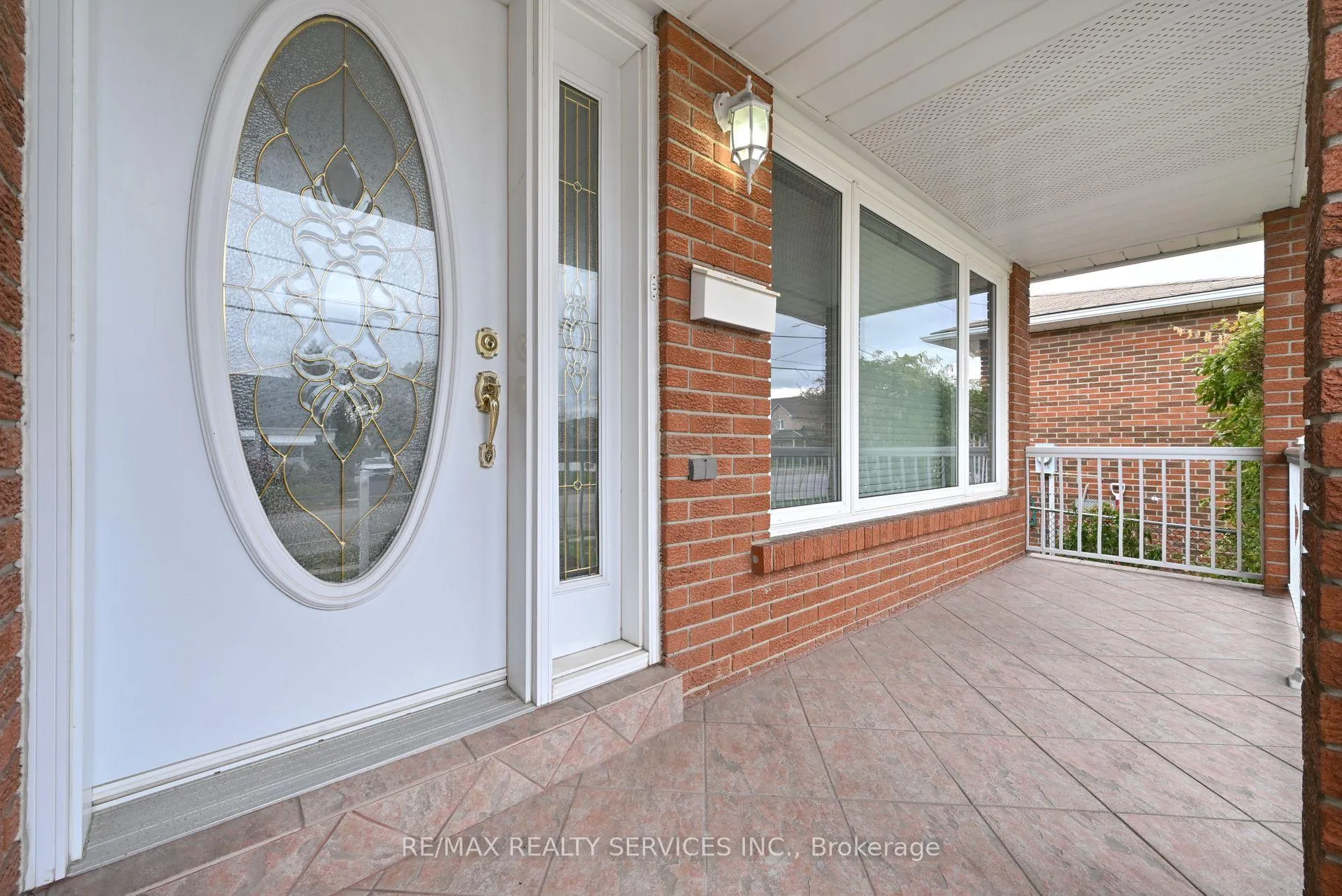 Photo 3 of 10 Pleasantview Avenue, Brampton, Brampton West — HOMEH