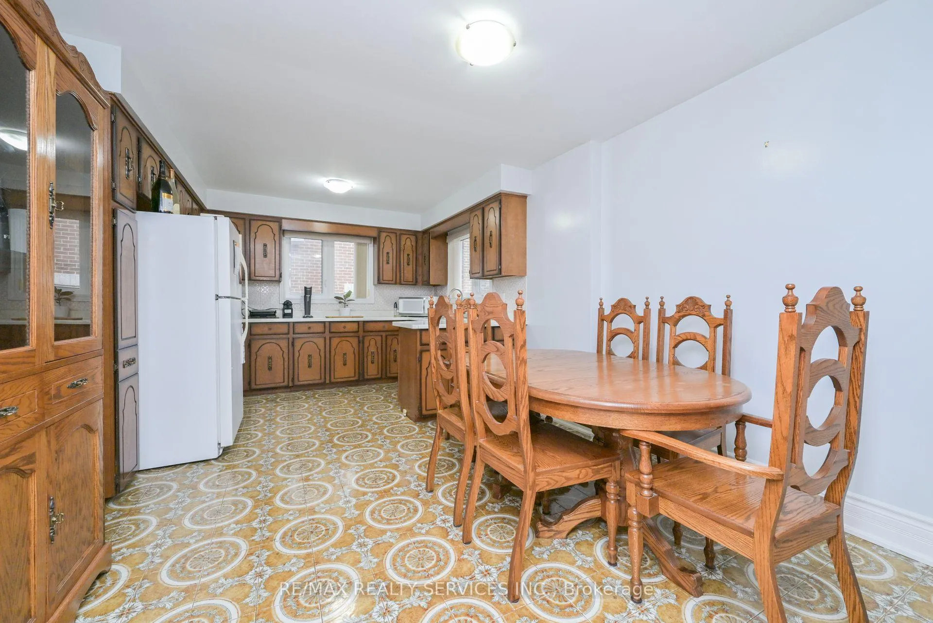 Photo 5 of 10 Pleasantview Avenue, Brampton, Brampton West — HOMEH