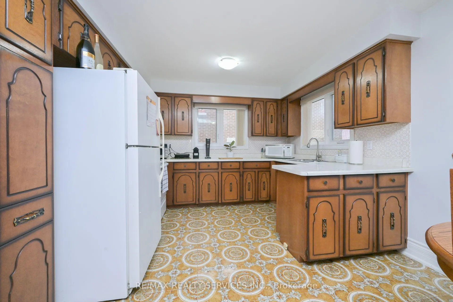 Photo 6 of 10 Pleasantview Avenue, Brampton, Brampton West — HOMEH