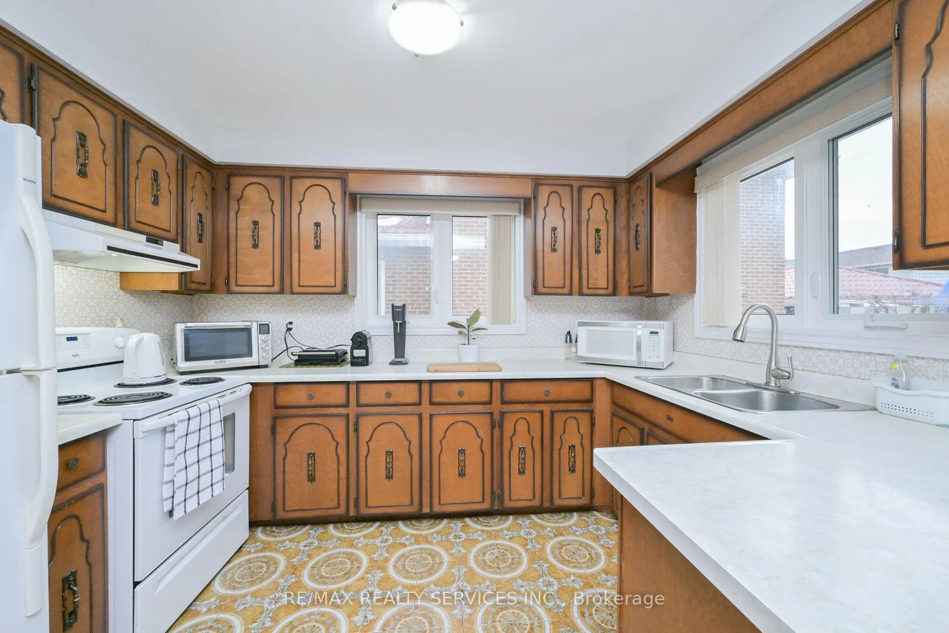 Photo 7 of 10 Pleasantview Avenue, Brampton, Brampton West — HOMEH