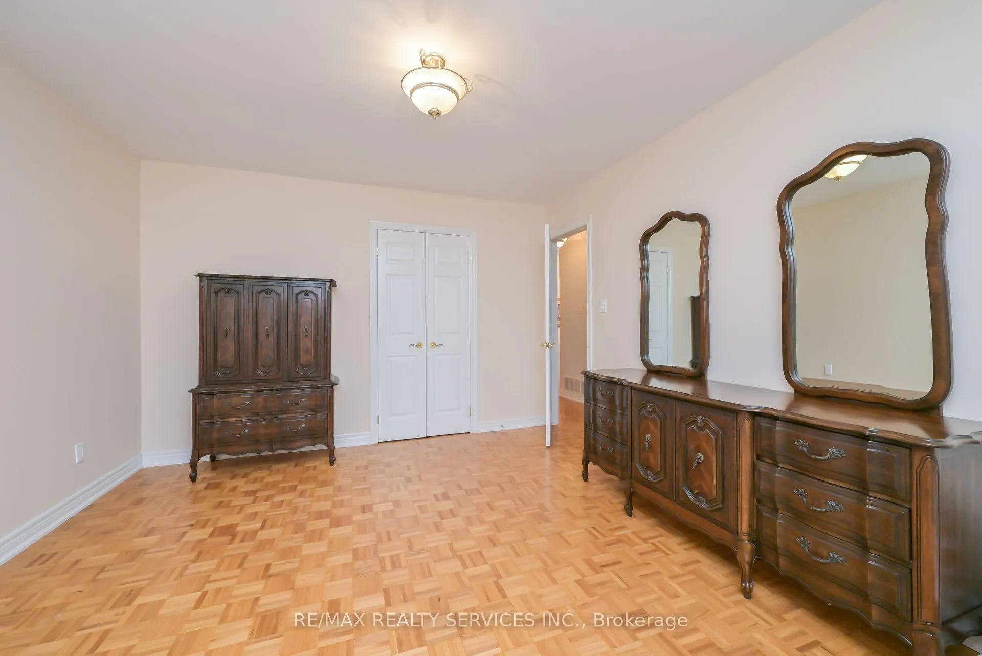 Photo 13 of 10 Pleasantview Avenue, Brampton, Brampton West — HOMEH