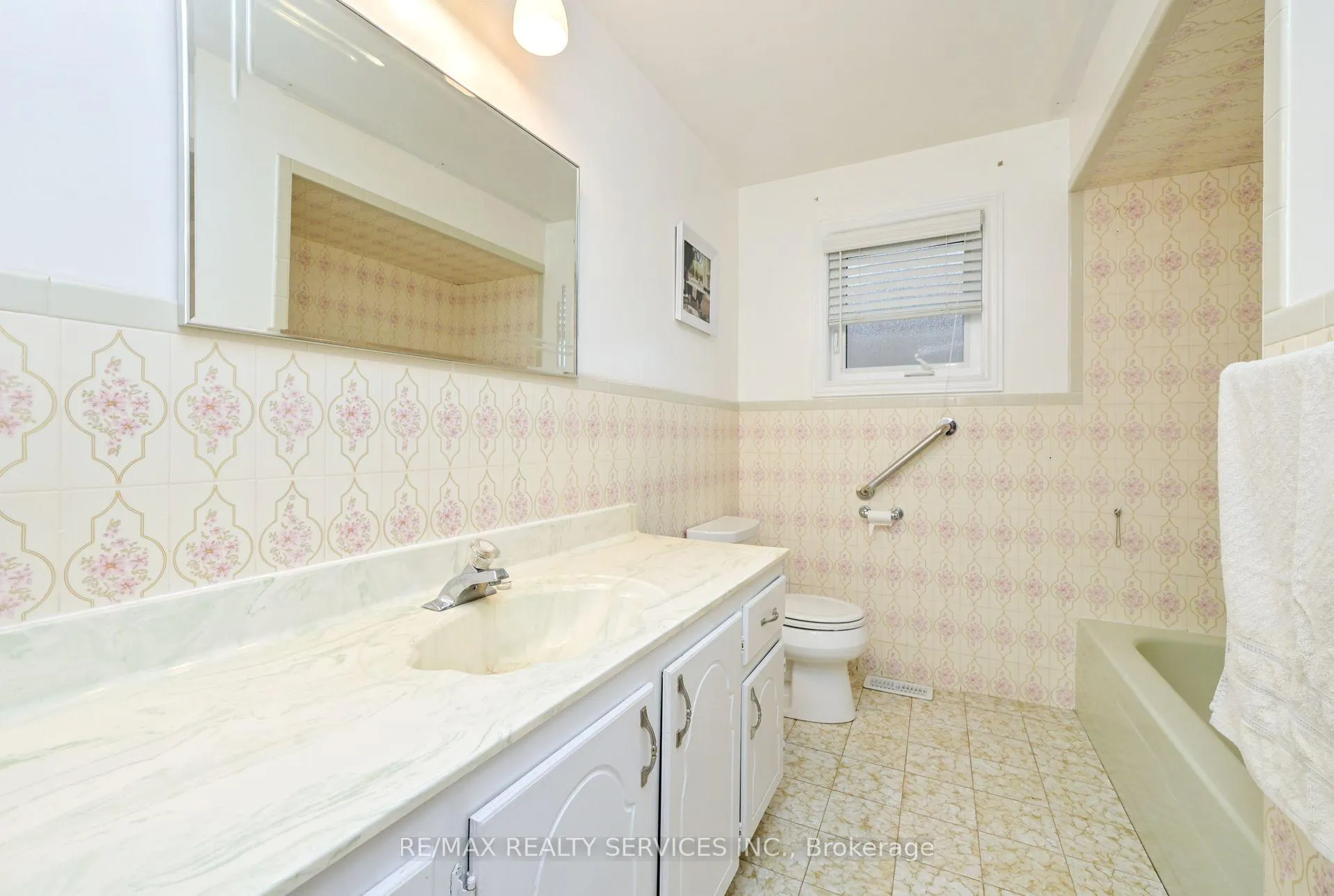 Photo 14 of 10 Pleasantview Avenue, Brampton, Brampton West — HOMEH