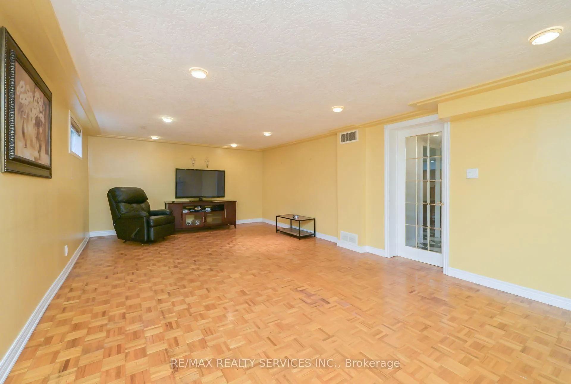 Photo 22 of 10 Pleasantview Avenue, Brampton, Brampton West — HOMEH