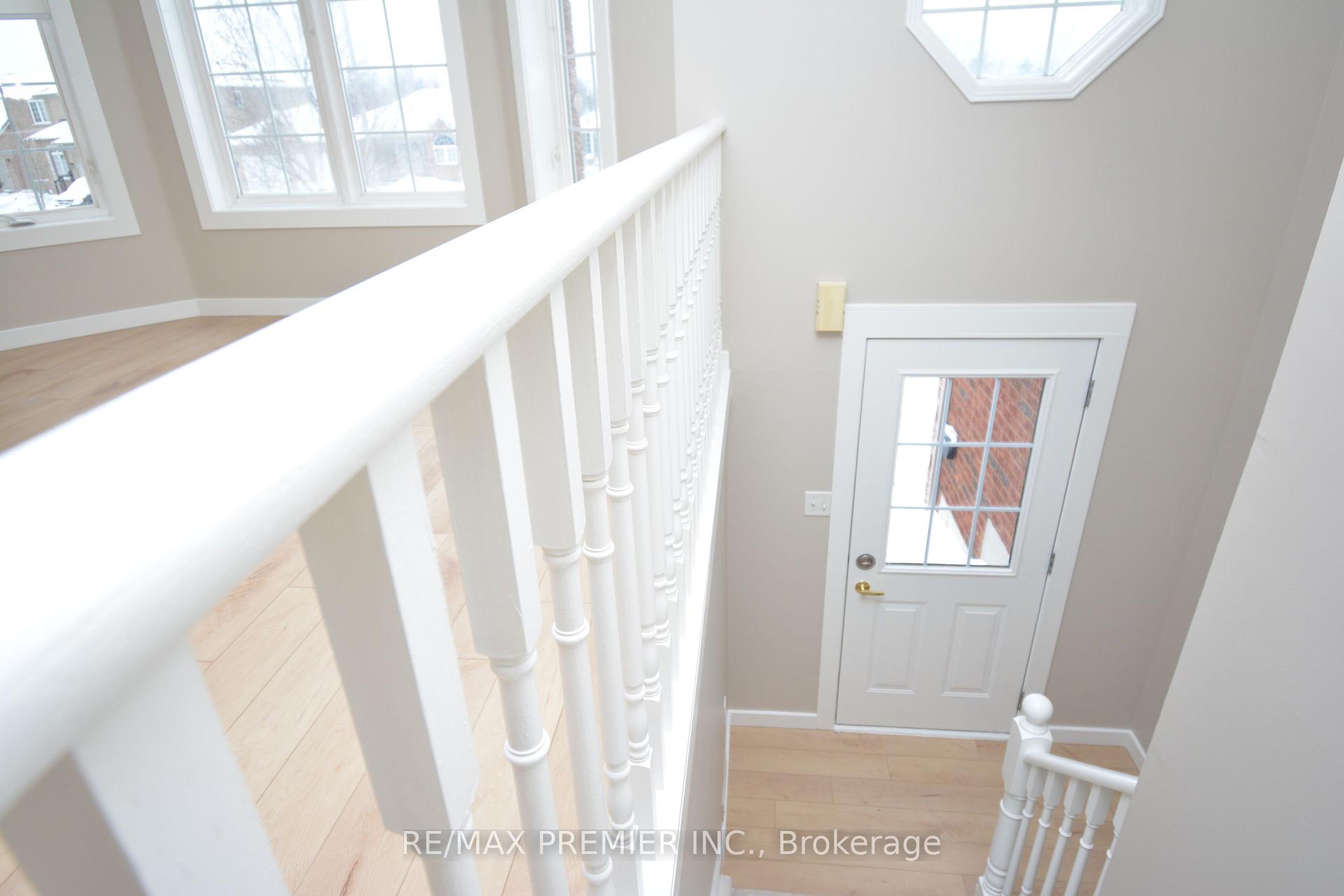 Photo 5 of 16 Commonwealth Road, Barrie, Innis-Shore — HOMEH