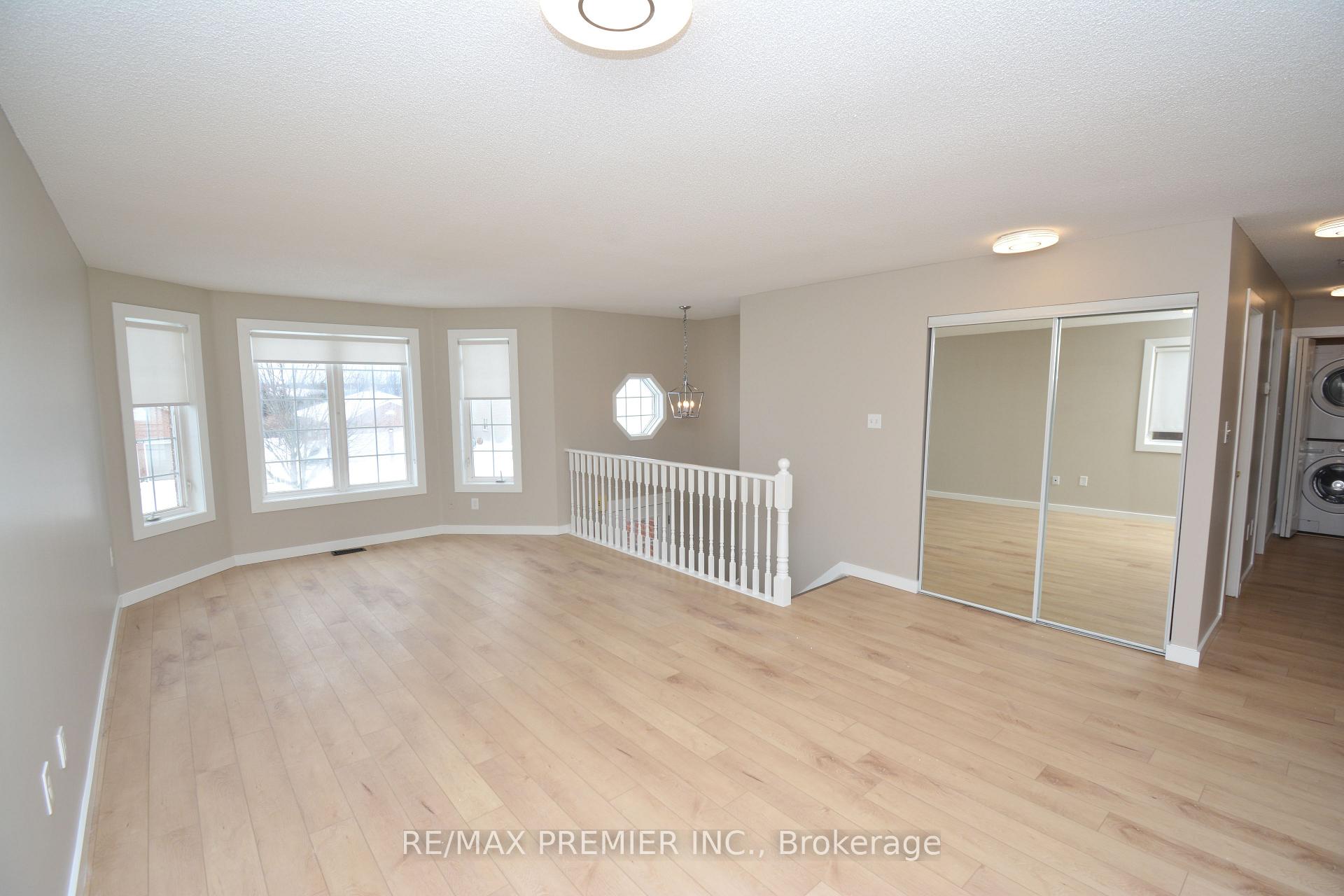 Photo 4 of 16 Commonwealth Road, Barrie, Innis-Shore — HOMEH