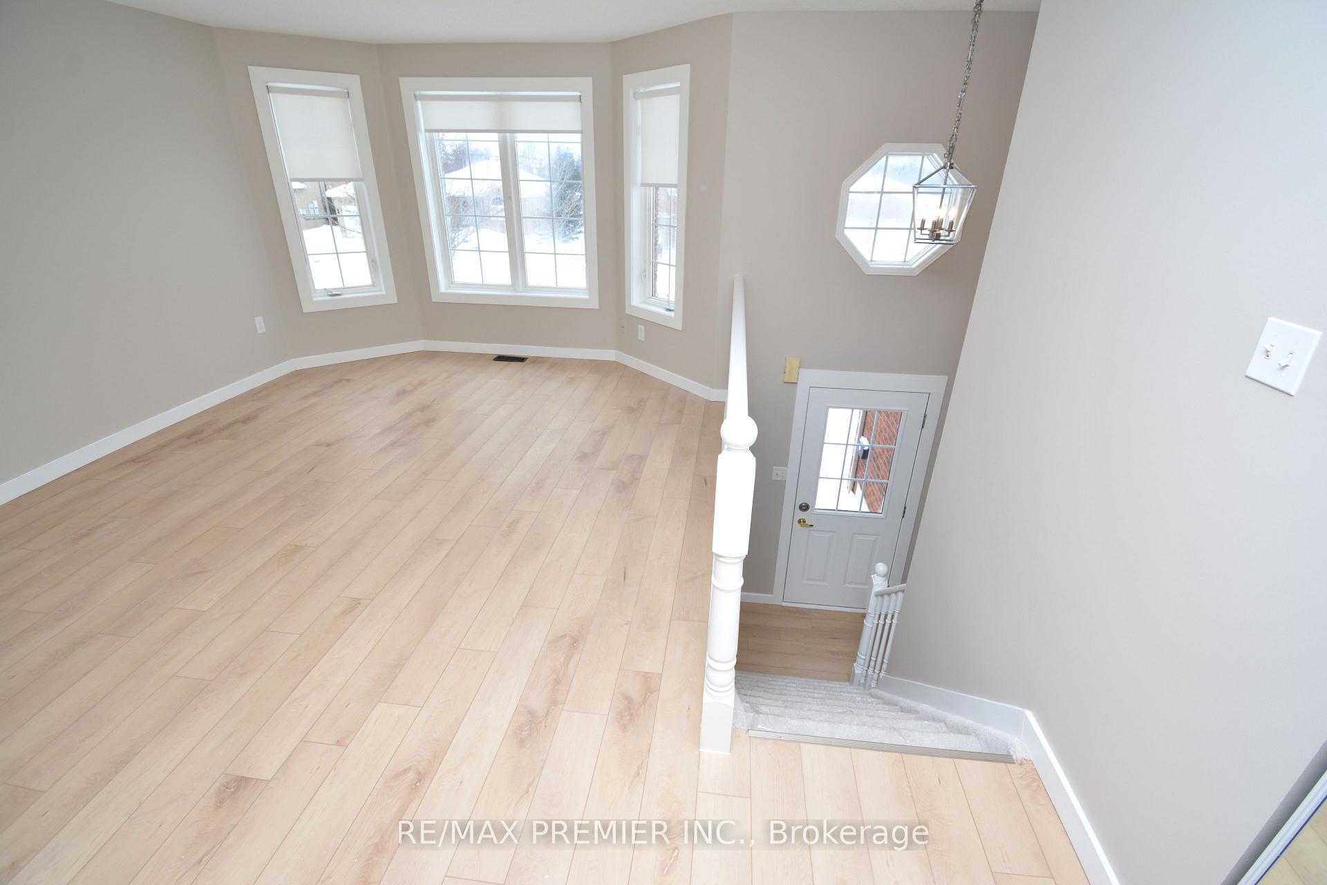 Photo 6 of 16 Commonwealth Road, Barrie, Innis-Shore — HOMEH