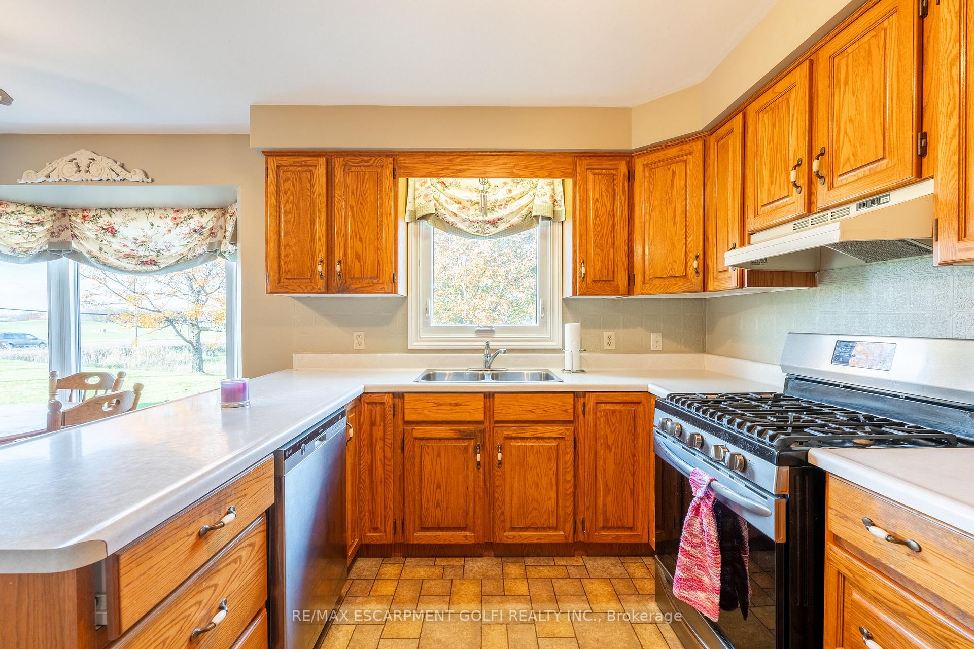 Photo 4 of 8560 Leeming Road, Hamilton, Mount Hope — HOMEH