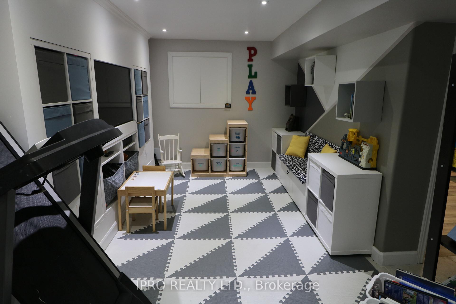 Photo 9 of 16 Smith Court, Caledon, Bolton East — HOMEH