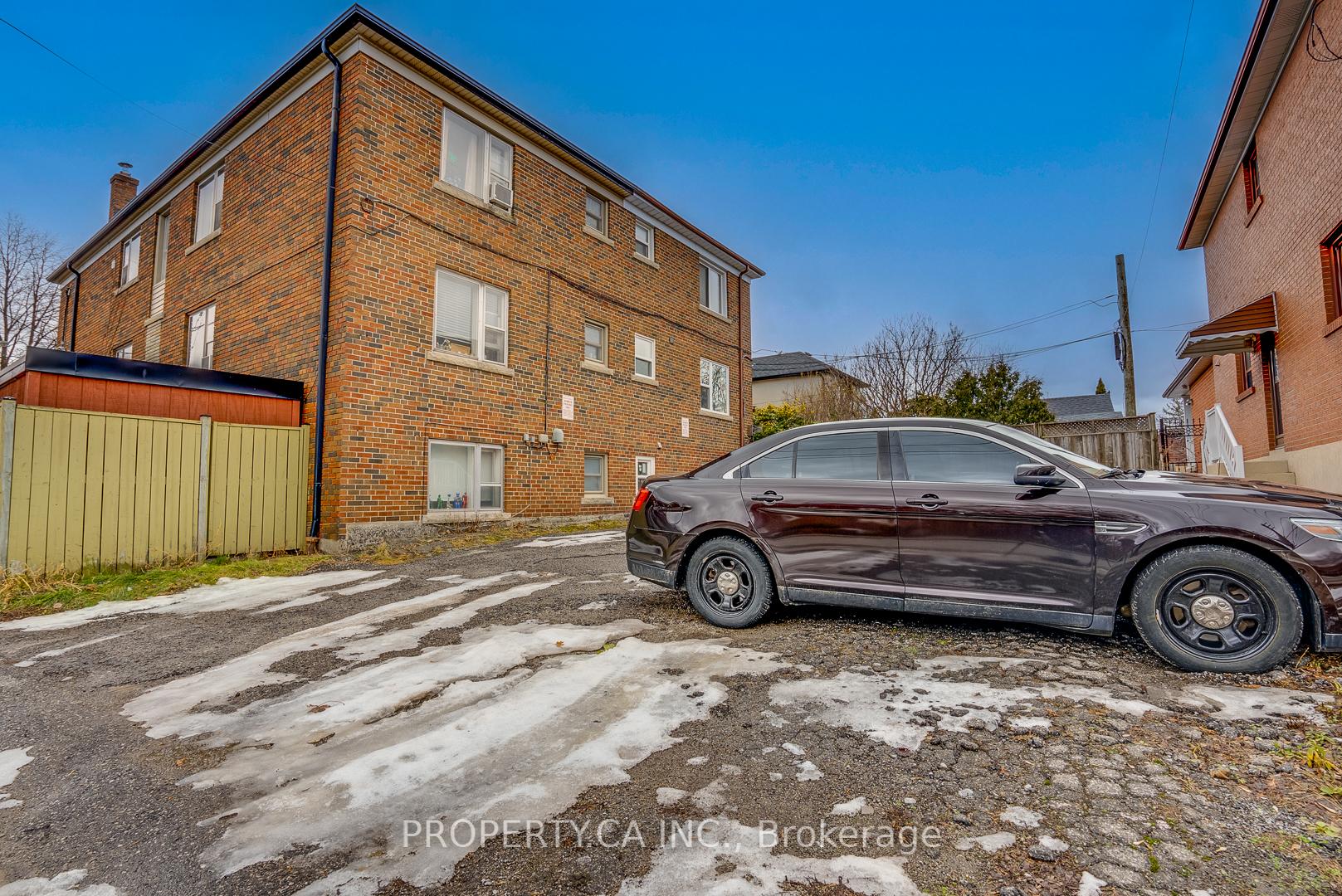 Photo 6 of Unit Ph2, 104 Gloucester Grove, Toronto, Oakwood Village — HOMEH