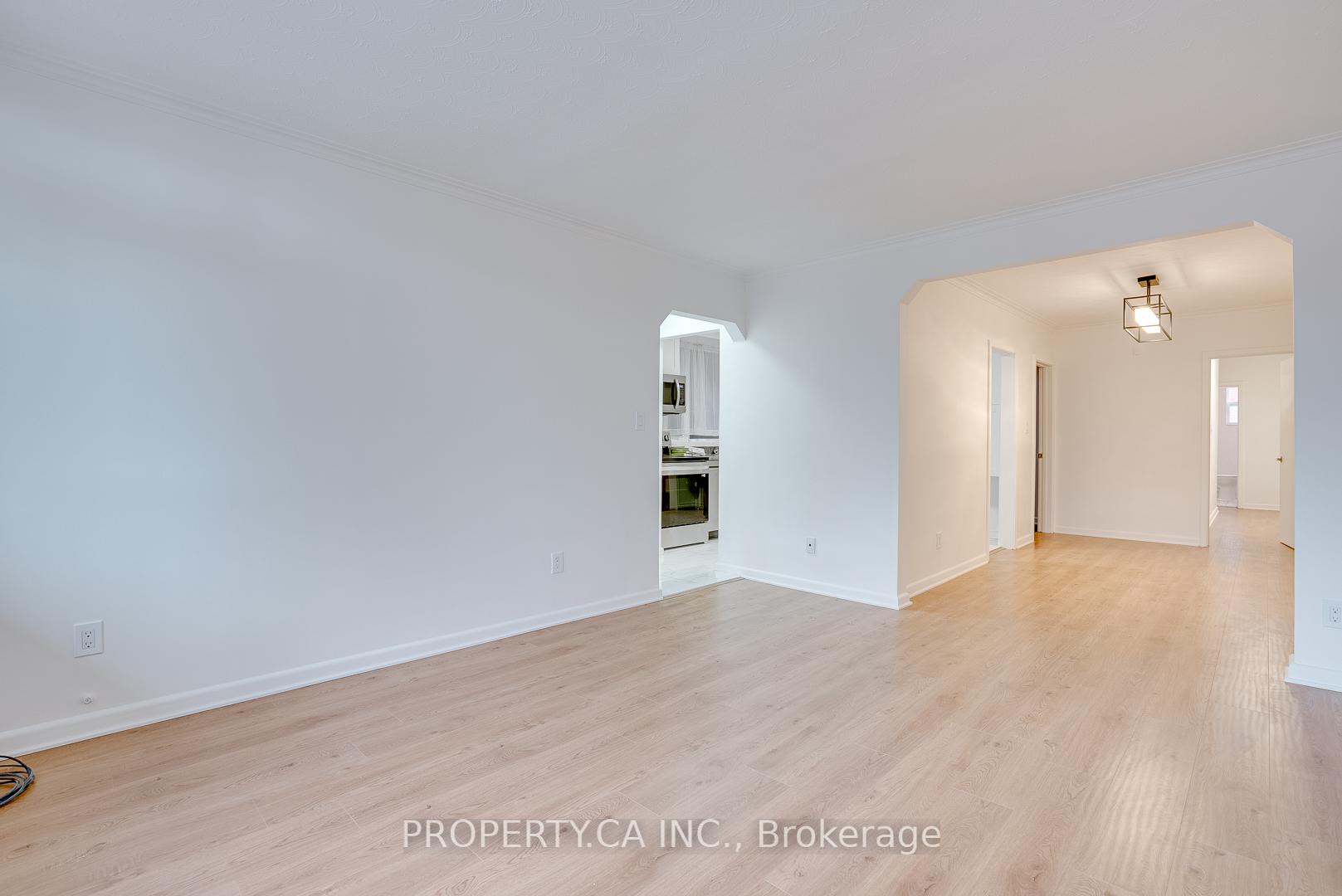 Photo 2 of Unit Ph2, 104 Gloucester Grove, Toronto, Oakwood Village — HOMEH