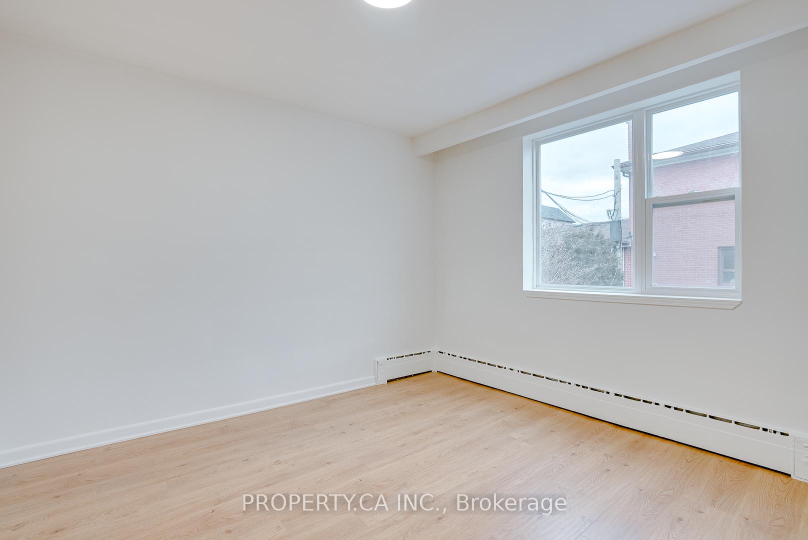 Photo 5 of Unit Ph2, 104 Gloucester Grove, Toronto, Oakwood Village — HOMEH