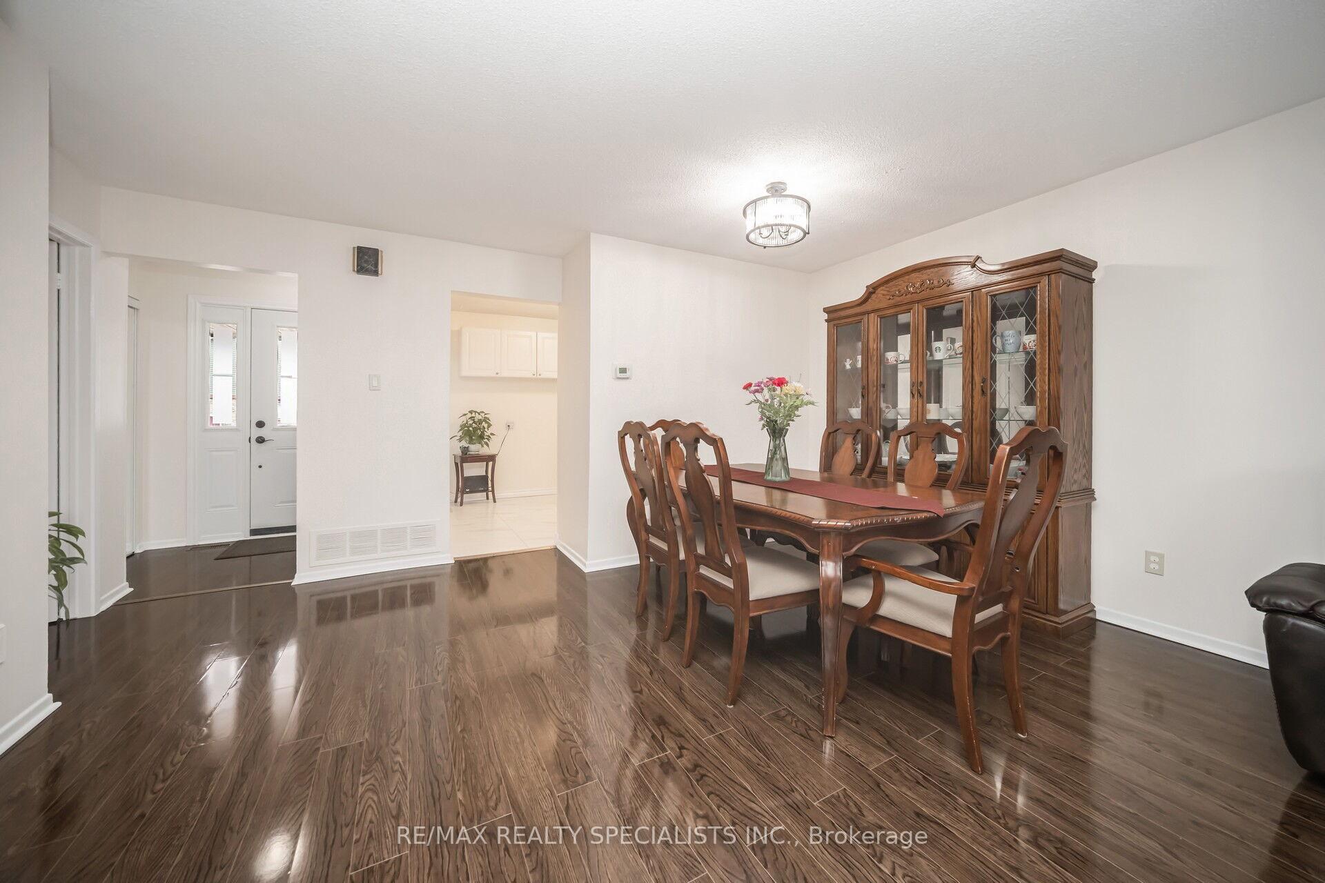 Photo 5 of 70 Primrose Crescent, Brampton, Heart Lake West — HOMEH