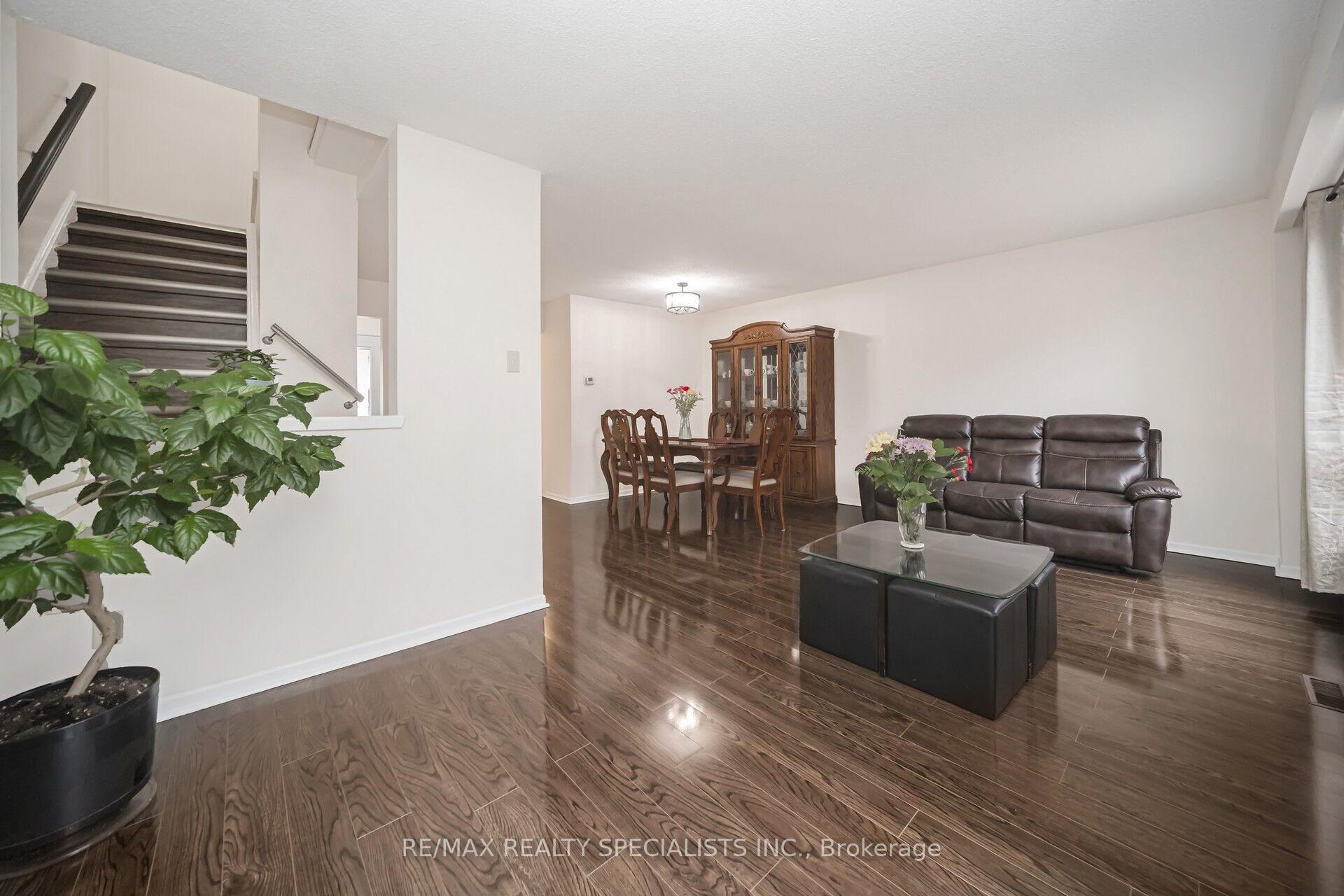 Photo 11 of 70 Primrose Crescent, Brampton, Heart Lake West — HOMEH