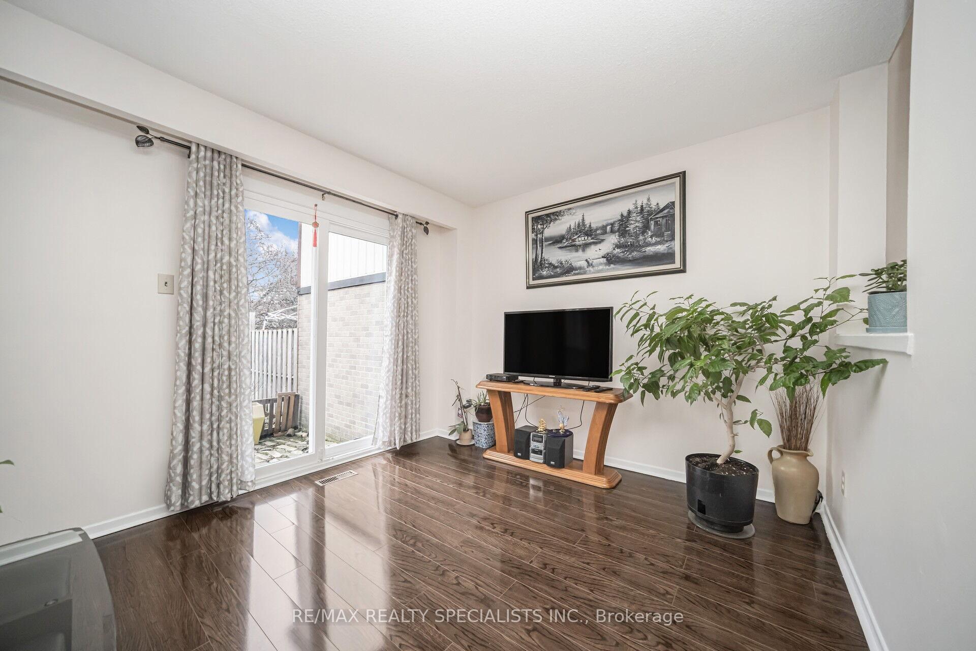 Photo 8 of 70 Primrose Crescent, Brampton, Heart Lake West — HOMEH