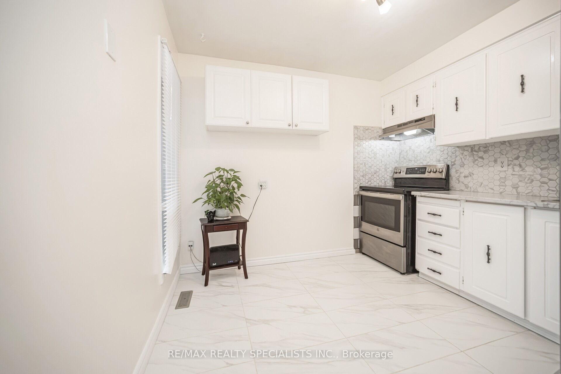 Photo 15 of 70 Primrose Crescent, Brampton, Heart Lake West — HOMEH