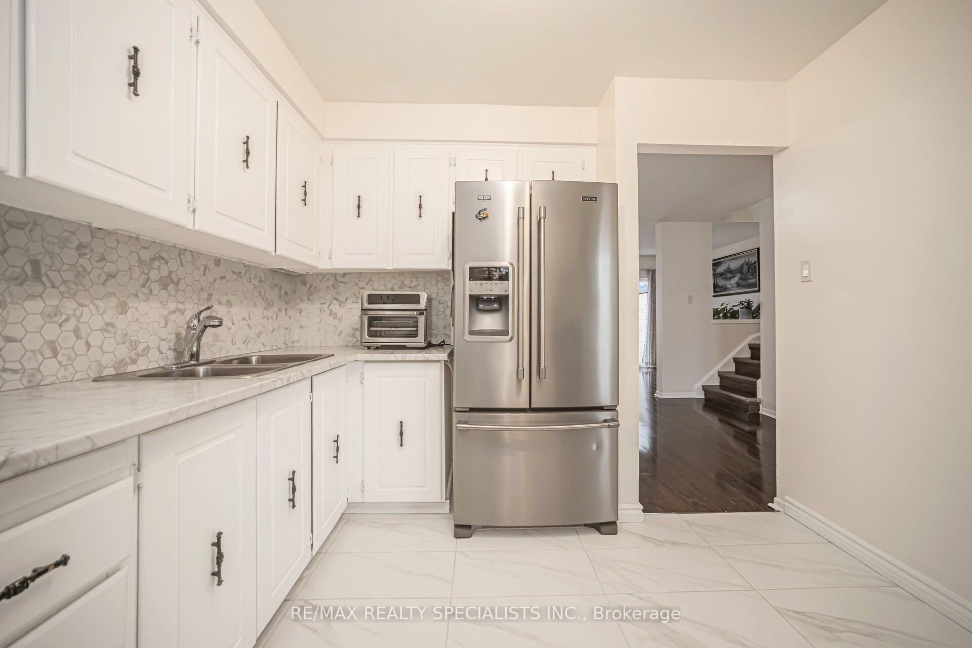 Photo 7 of 70 Primrose Crescent, Brampton, Heart Lake West — HOMEH