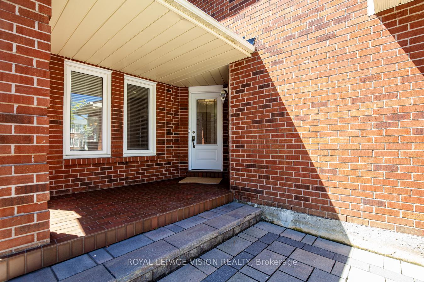 Photo 4 of 71 Sterling Crescent, Vaughan, Maple — HOMEH