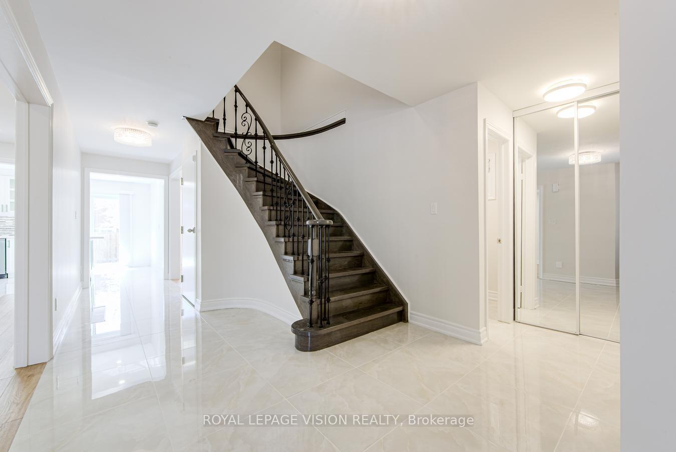 Photo 3 of 71 Sterling Crescent, Vaughan, Maple — HOMEH