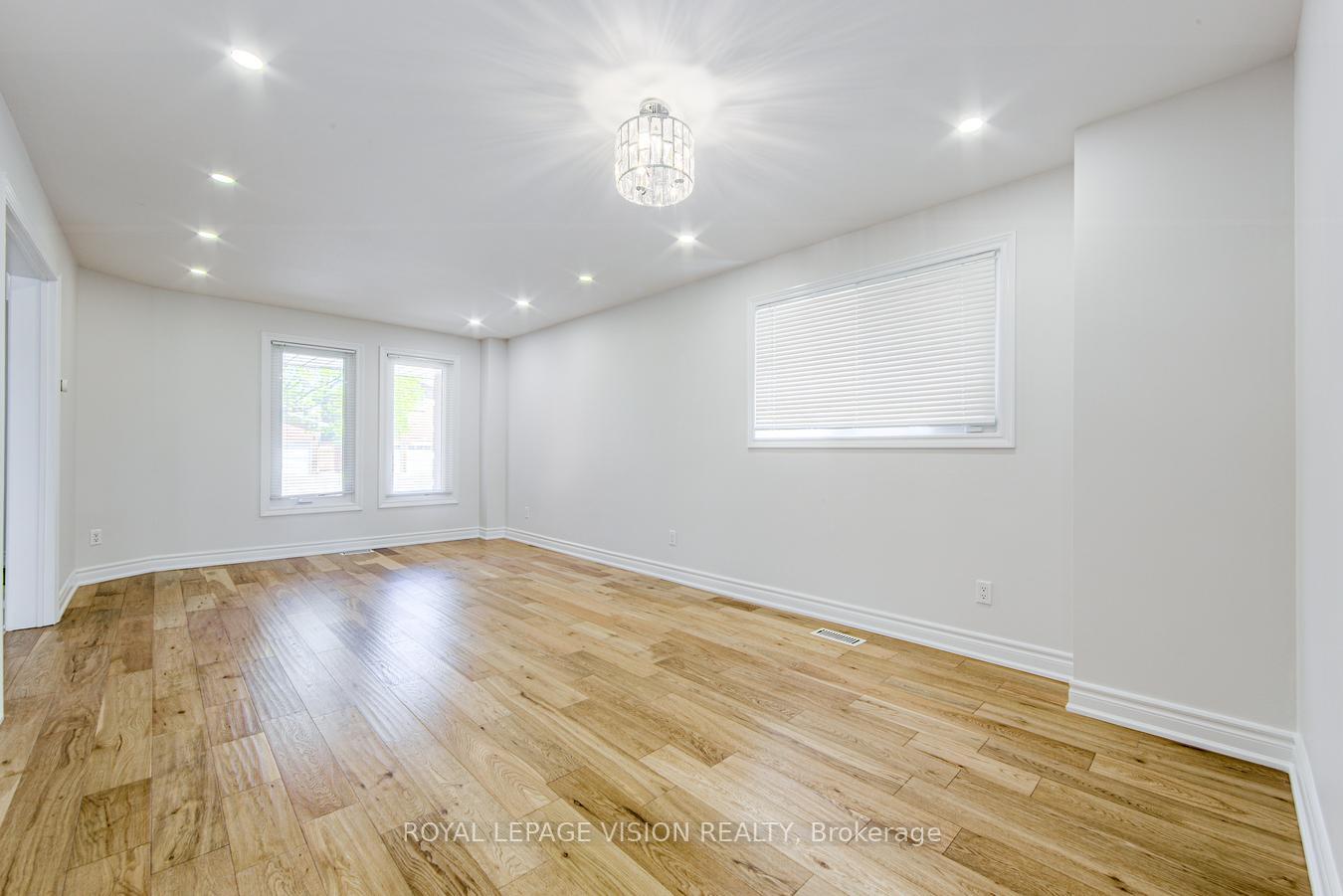 Photo 8 of 71 Sterling Crescent, Vaughan, Maple — HOMEH