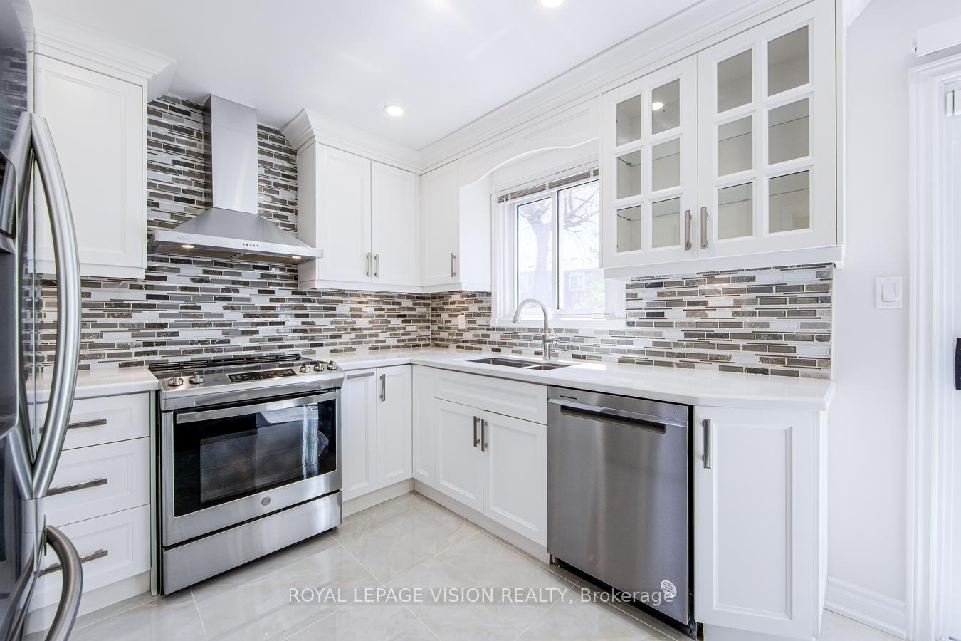 Photo 5 of 71 Sterling Crescent, Vaughan, Maple — HOMEH