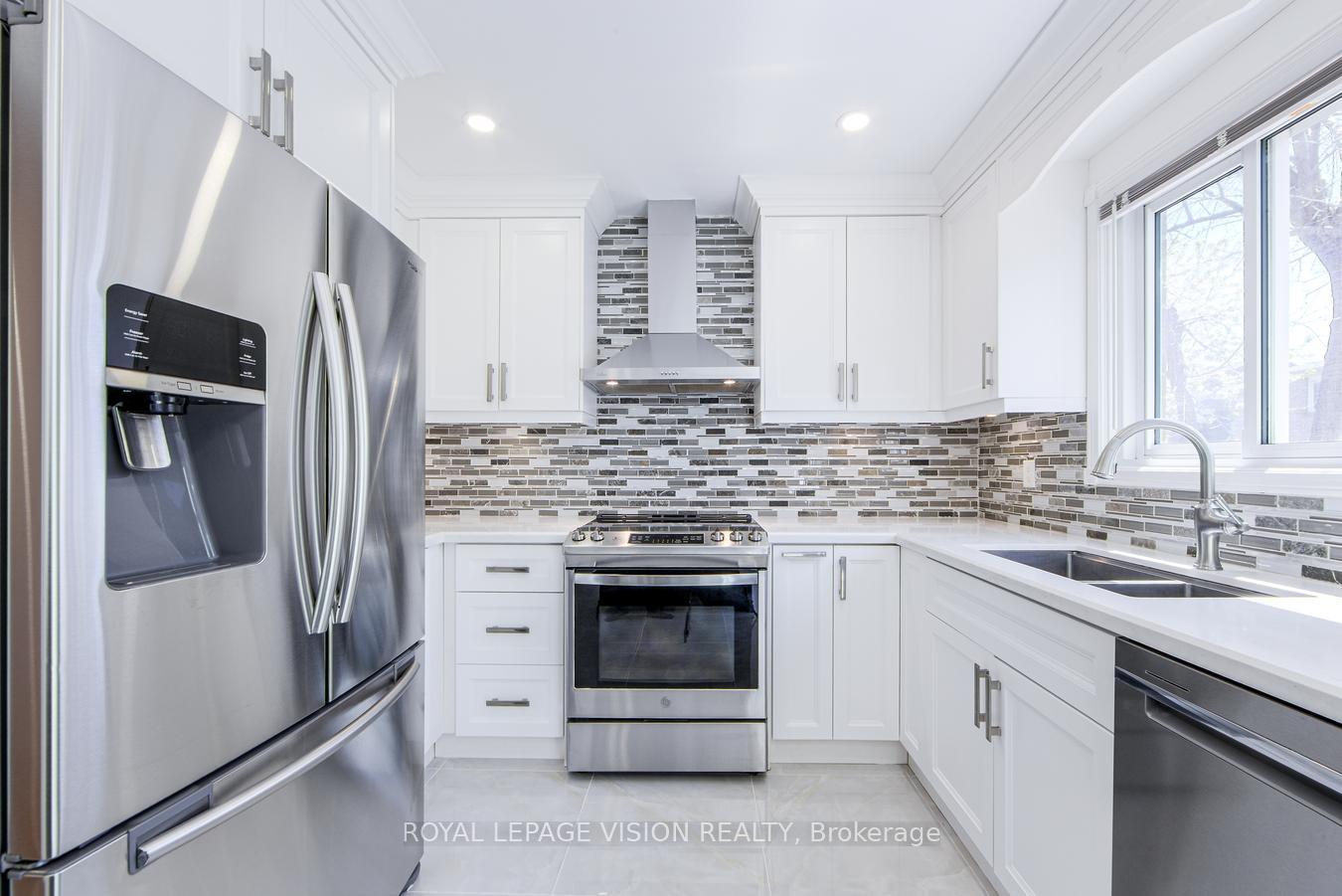 Photo 6 of 71 Sterling Crescent, Vaughan, Maple — HOMEH