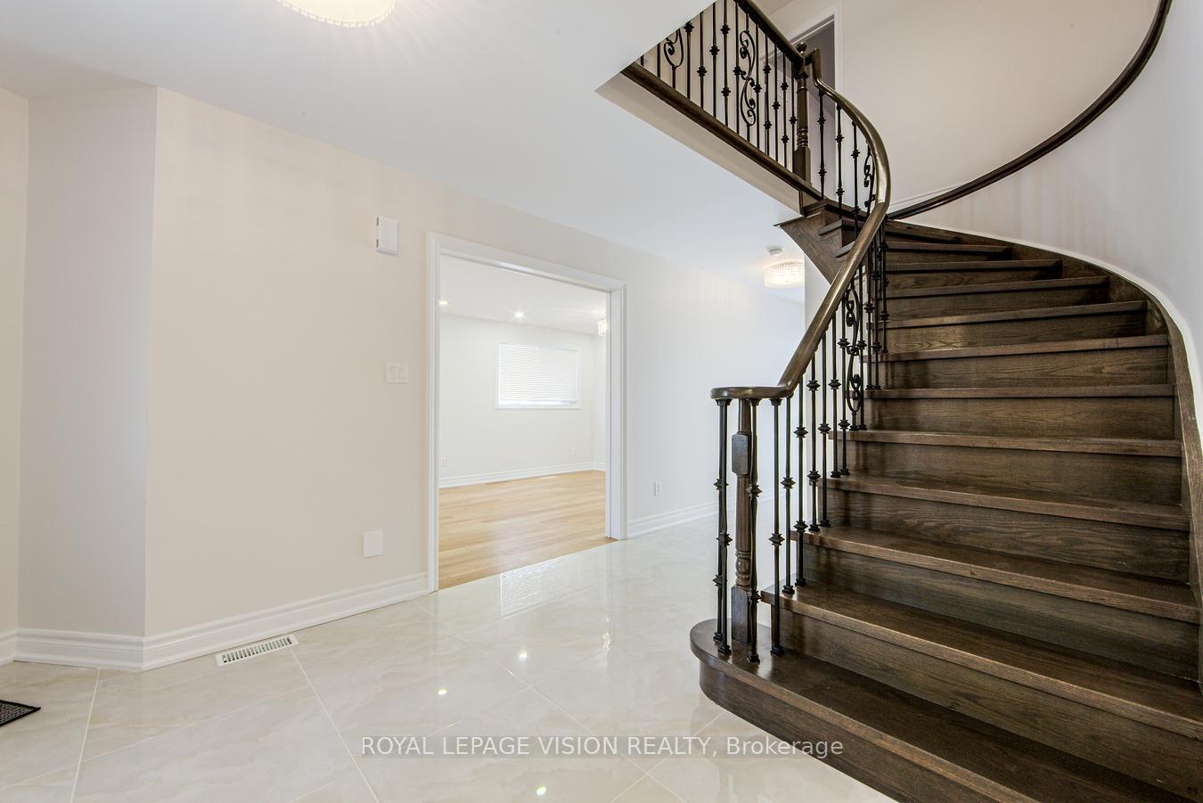 Photo 10 of 71 Sterling Crescent, Vaughan, Maple — HOMEH
