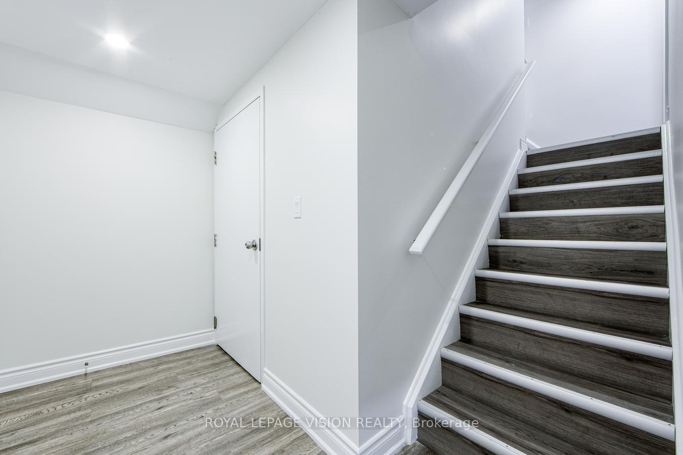 Photo 21 of 71 Sterling Crescent, Vaughan, Maple — HOMEH
