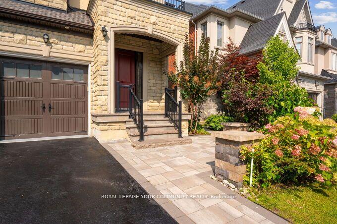 Photo 3 of 14 Robert Berry Crescent, King, King City — HOMEH