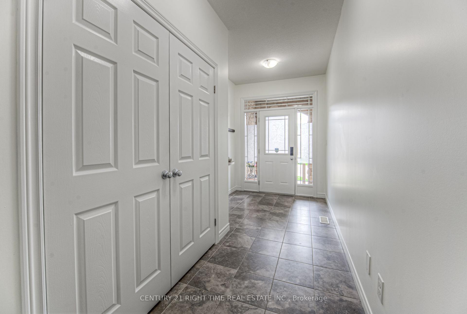 Photo 4 of 382 Beechdrops Drive, Waterloo, Vista Hills — HOMEH