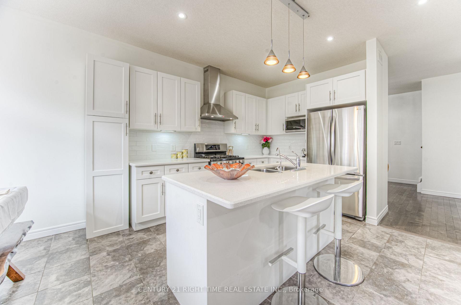 Photo 8 of 382 Beechdrops Drive, Waterloo, Vista Hills — HOMEH