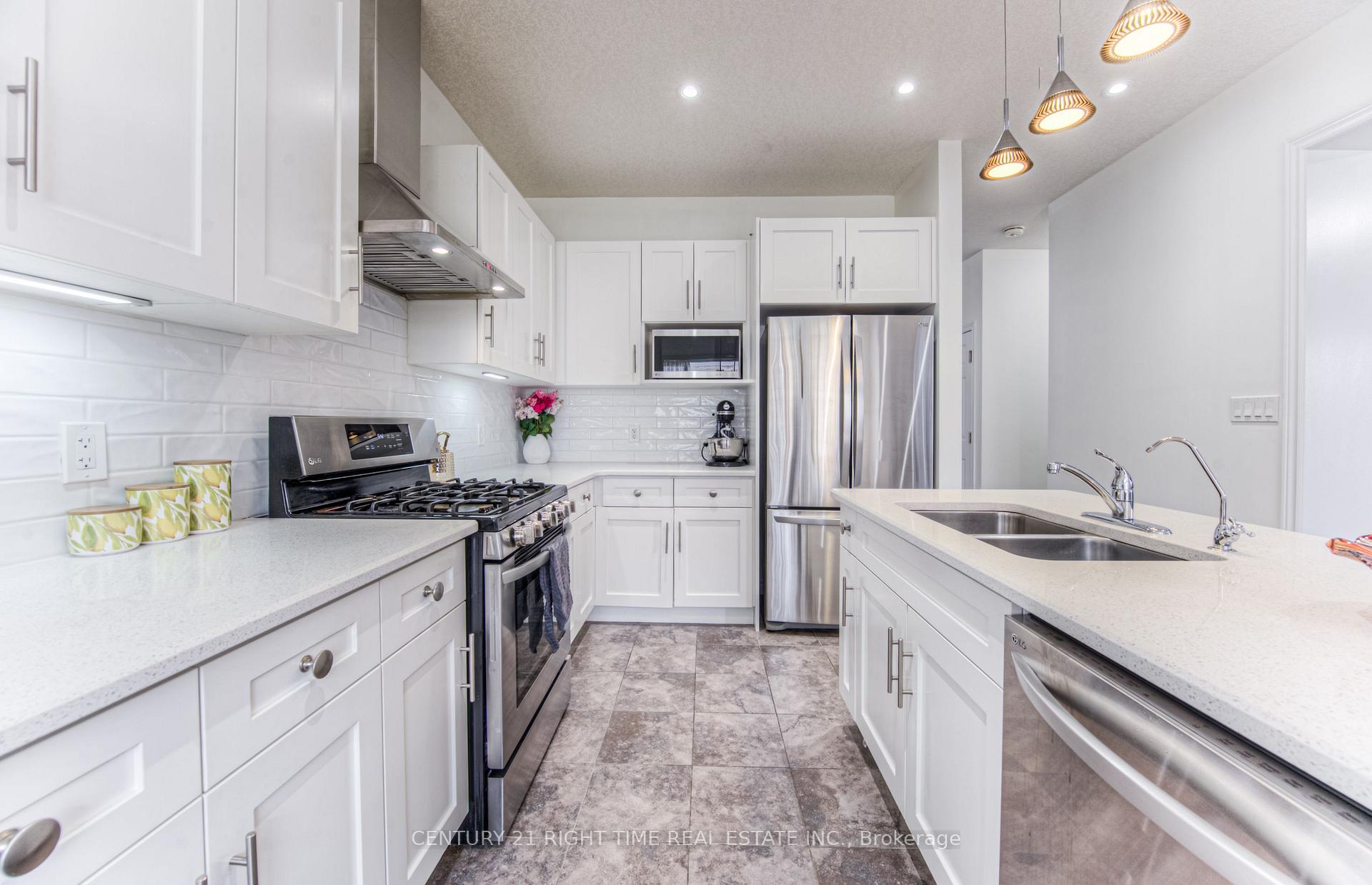 Photo 9 of 382 Beechdrops Drive, Waterloo, Vista Hills — HOMEH