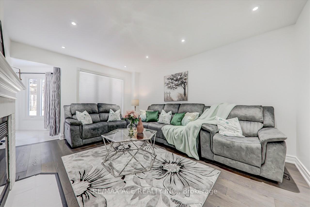 Photo 3 of 1579 Heathside Crescent, Pickering, Liverpool — HOMEH
