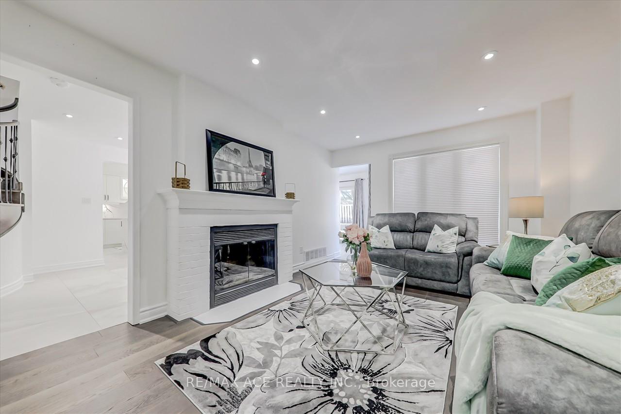 Photo 2 of 1579 Heathside Crescent, Pickering, Liverpool — HOMEH